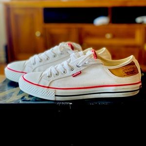 Levi’s white women shoes size 7!